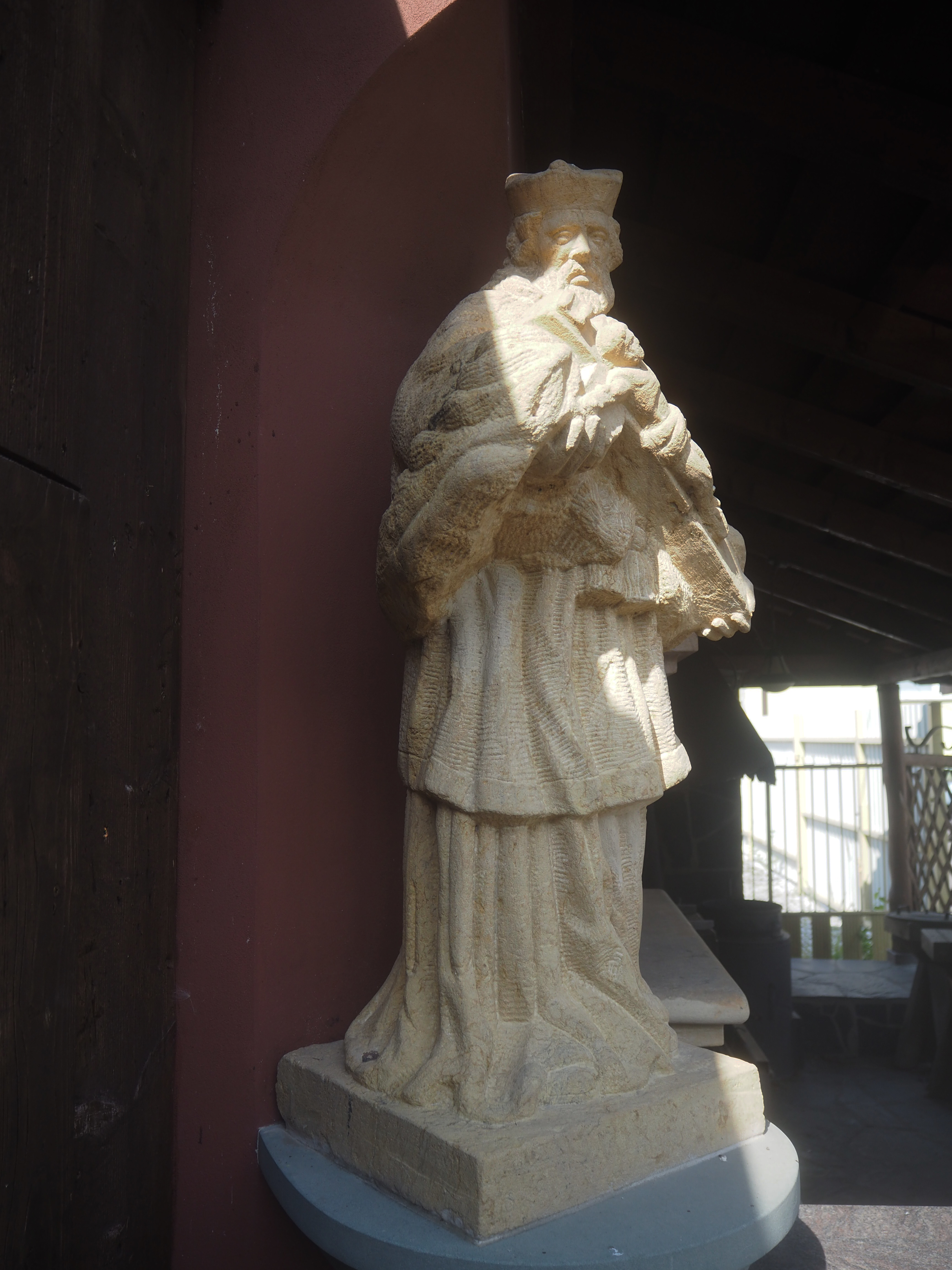 Sv. Jan Nepomucký — restaurování barokní sochy, stav po