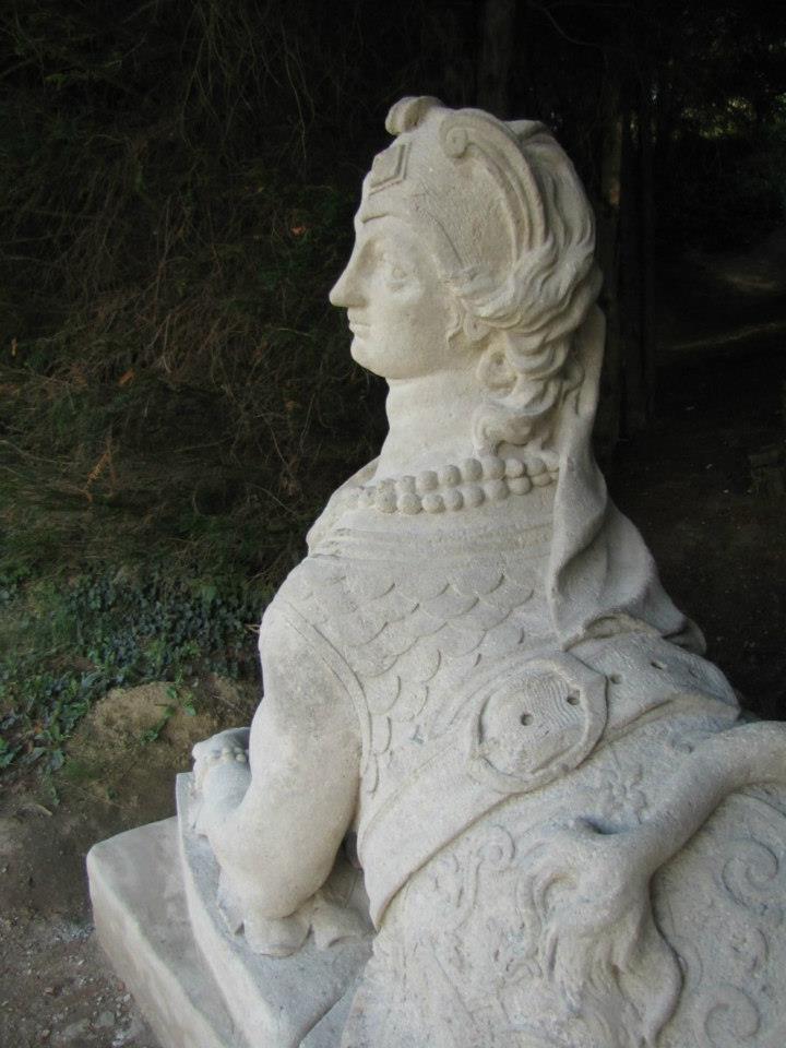 Sfinga zámek Valtice — detail restaurované kamenné sochy