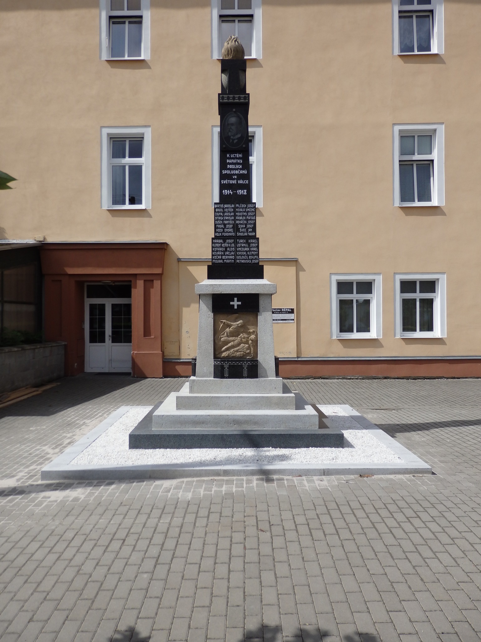 Kralice na Hané pomník