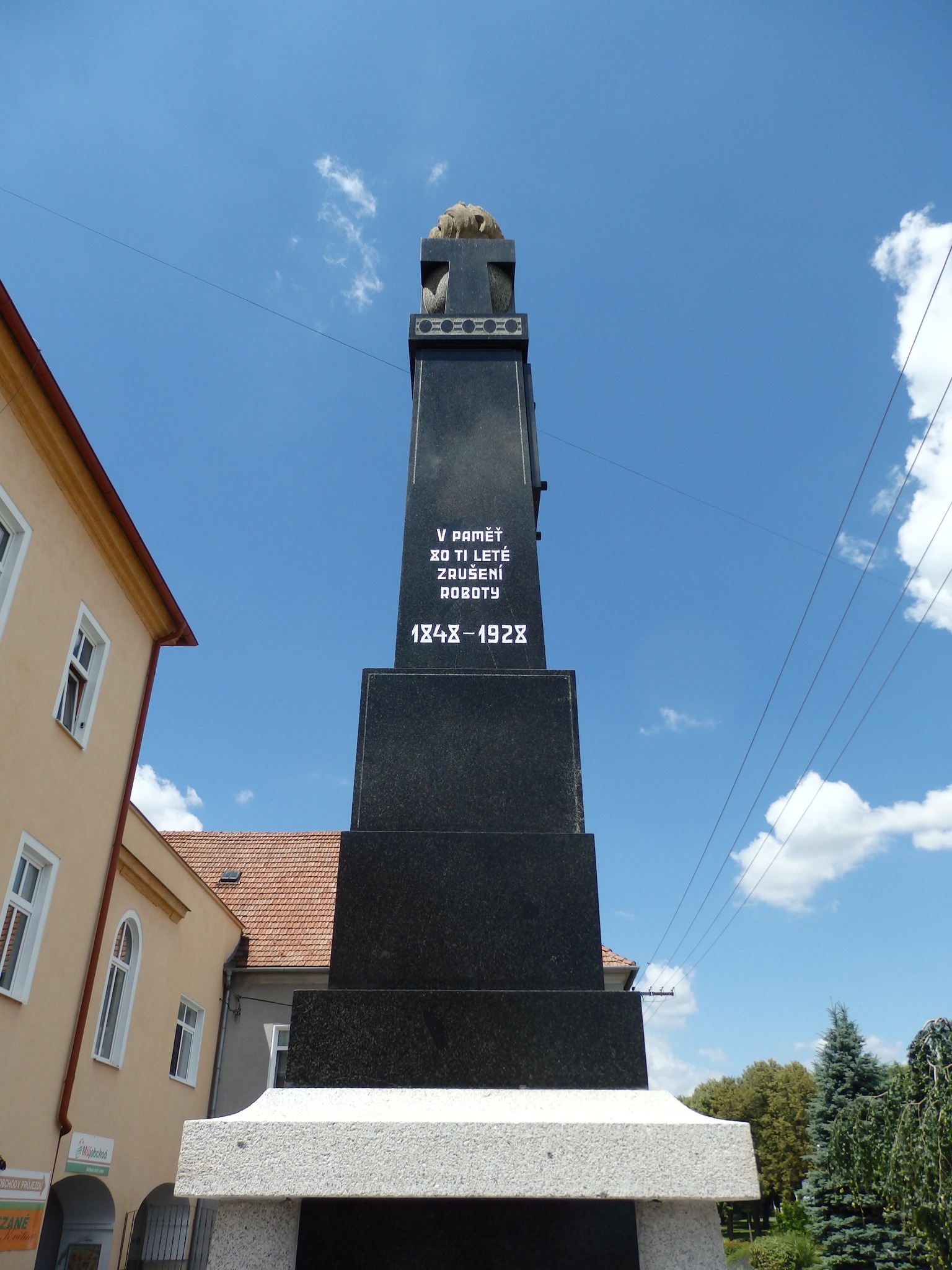 Kralice na Hané pomník