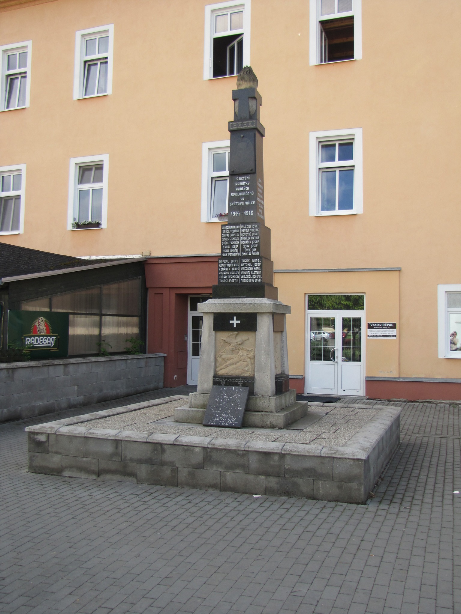 Kralice na Hané pomník