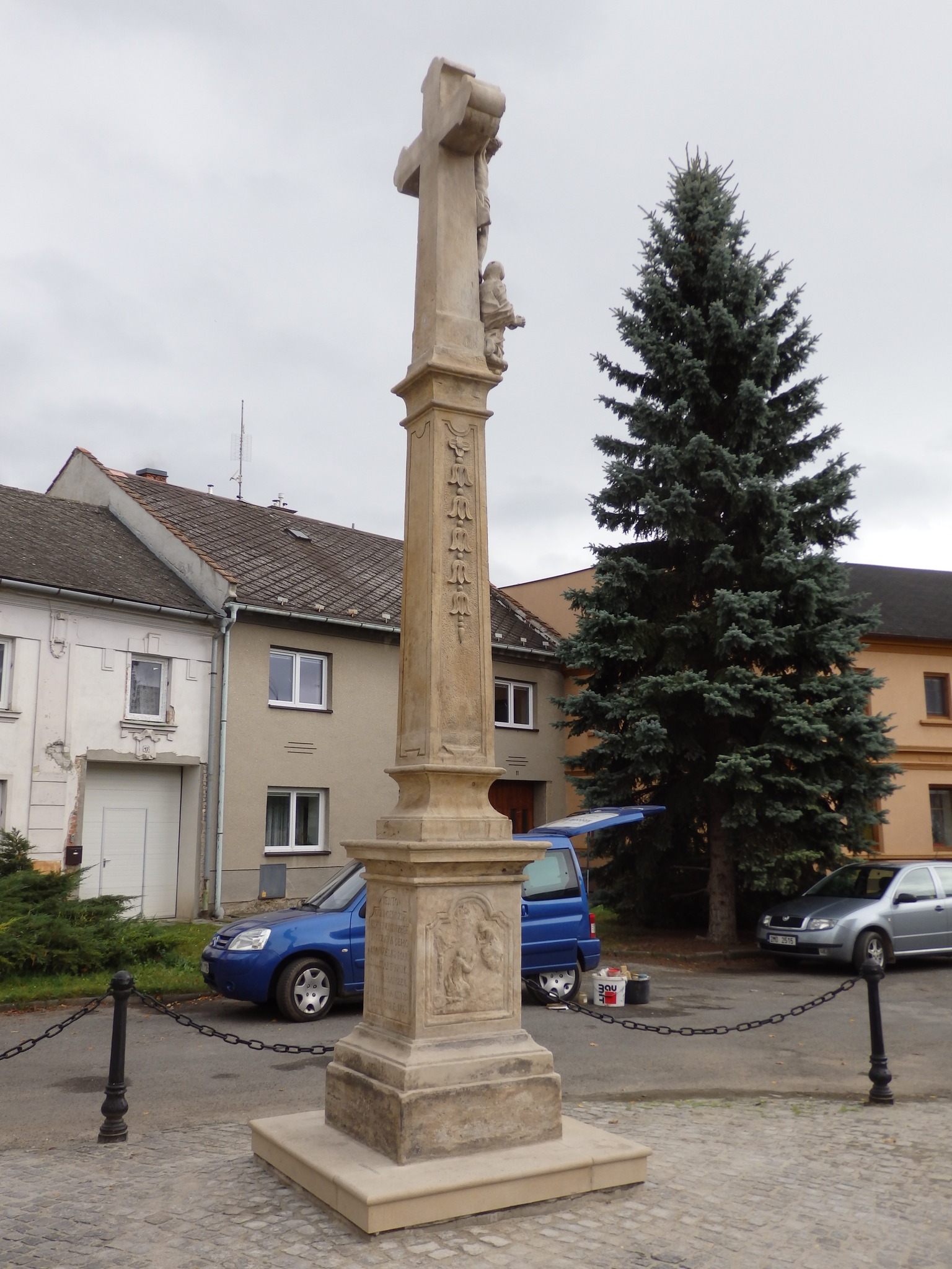 Kříž — Lutín