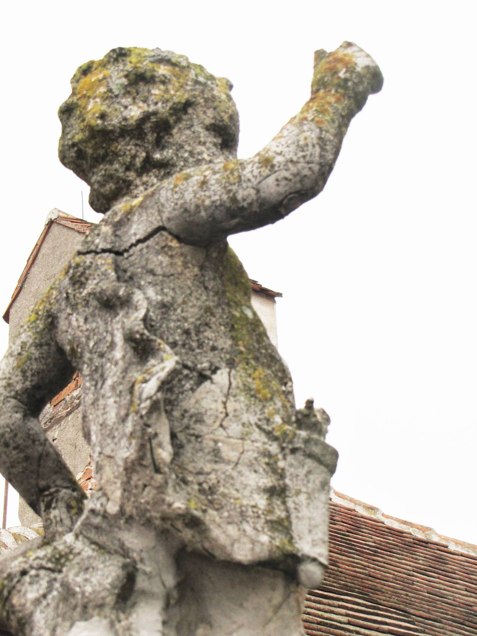 Valtice Putti s kuší před restaurováním