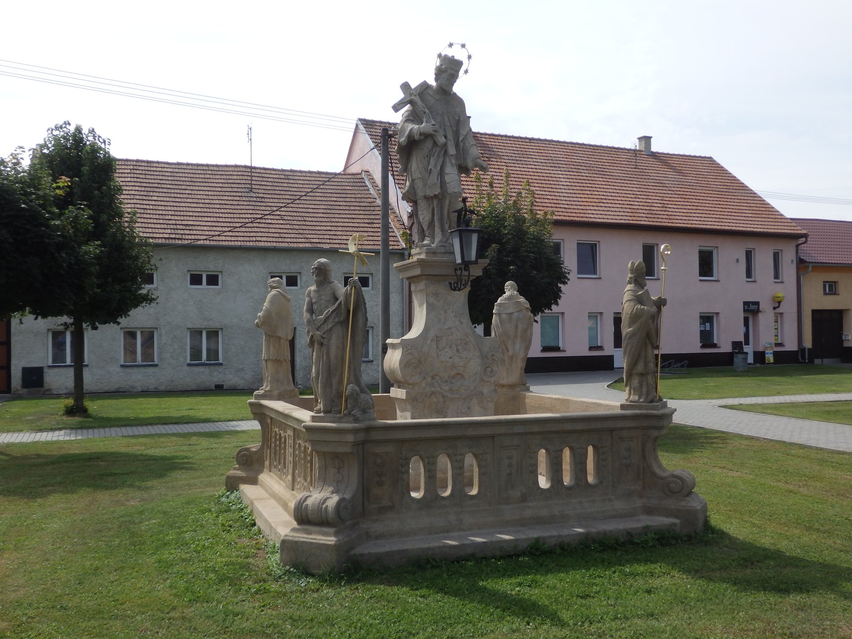 Kralice sousoší sv. Jana Nepomuckého