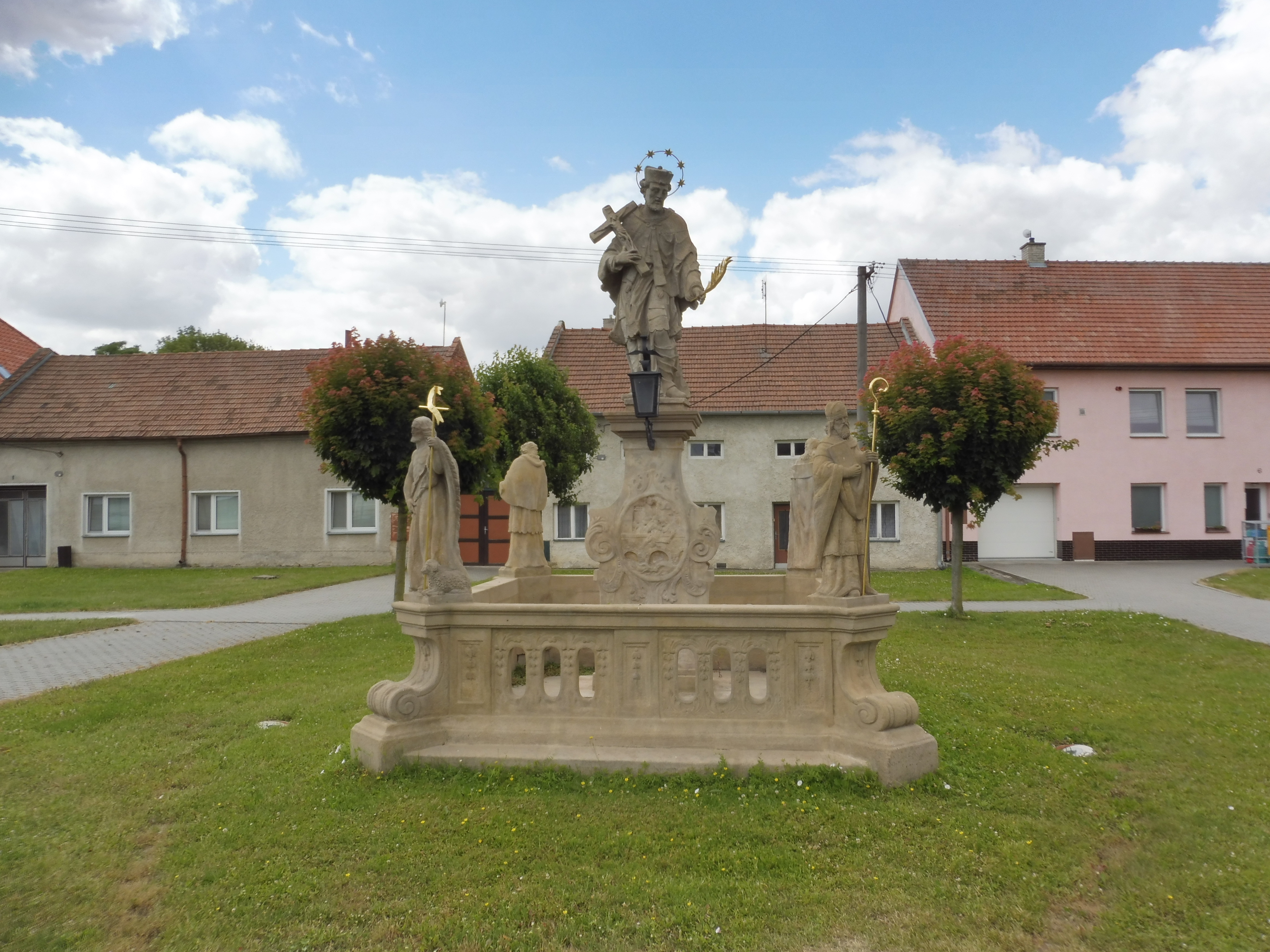 Kralice sousoší sv. Jana Nepomuckého