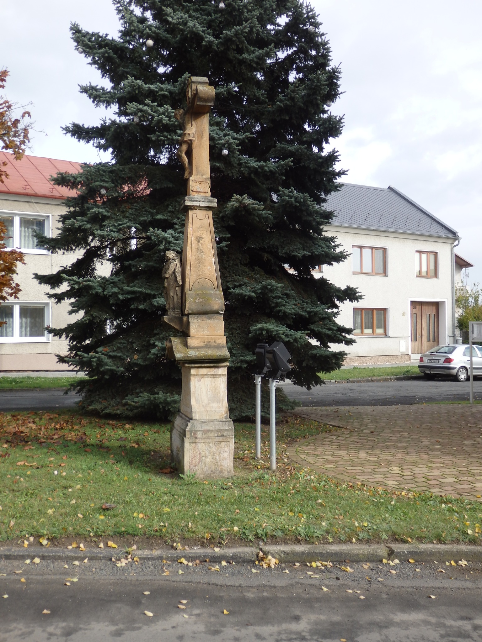 Lutín-Třebčín kříž
