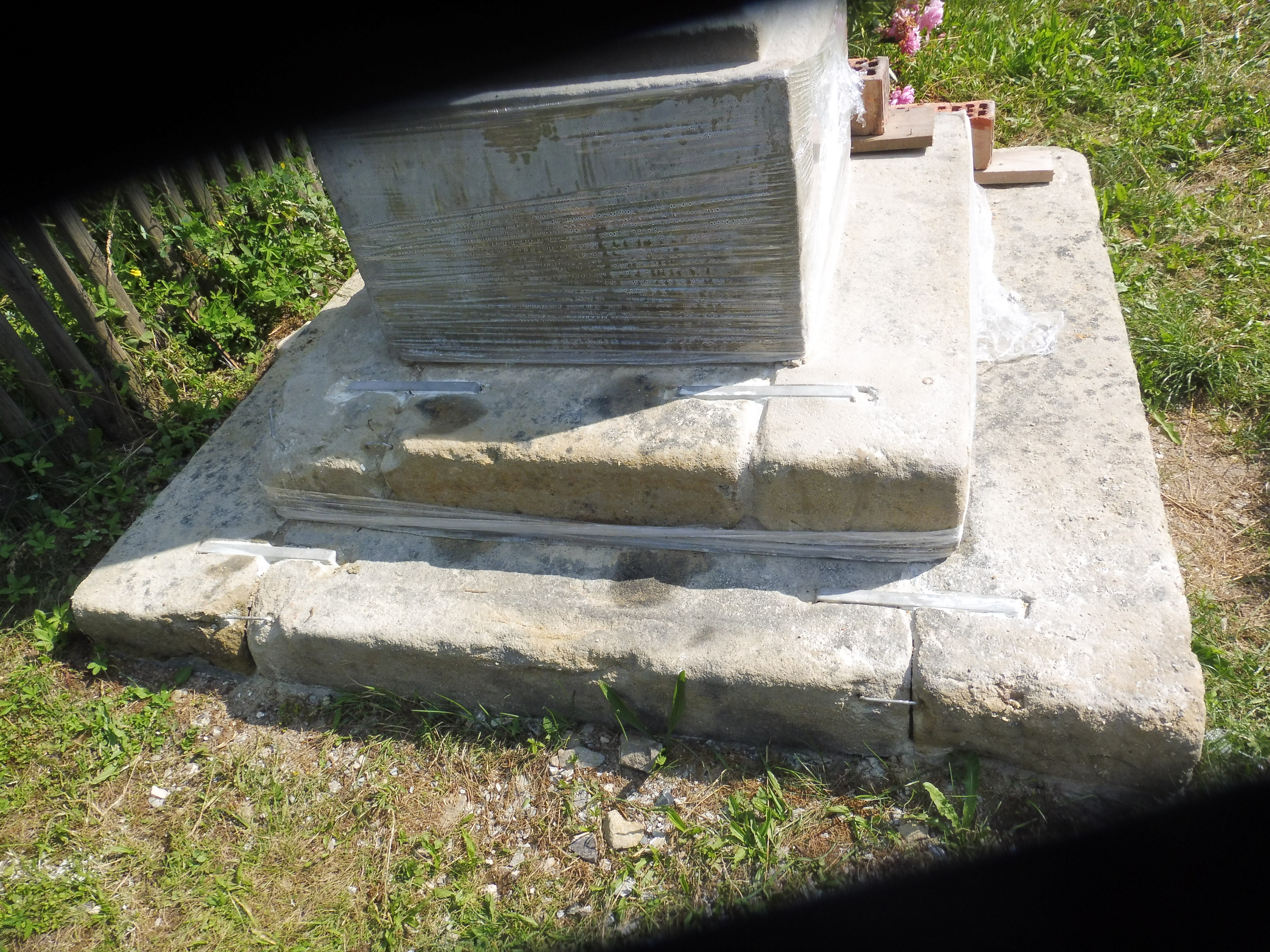 Bouzov-Jařmaň litinový kříž