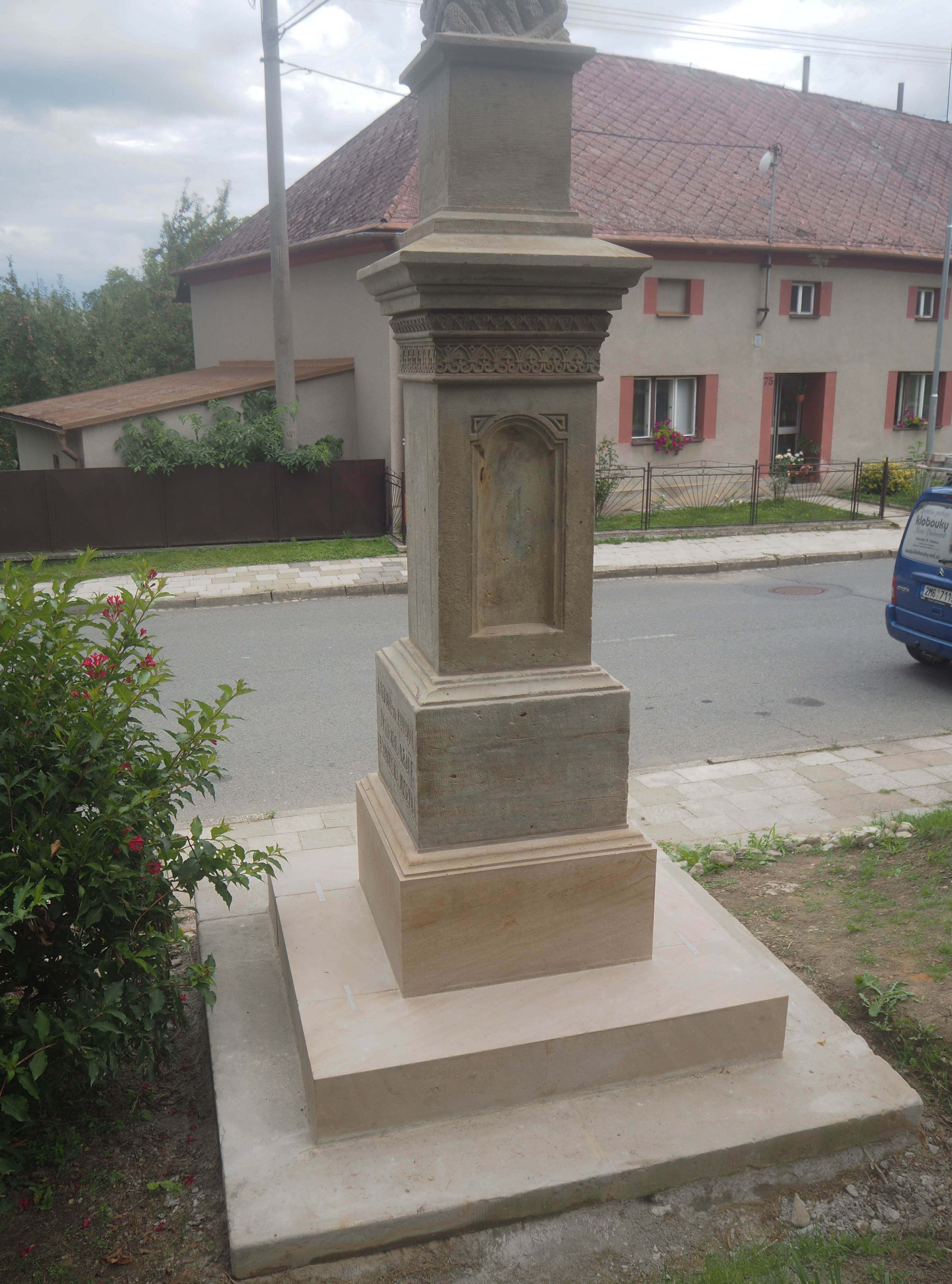 Bouzov kříž