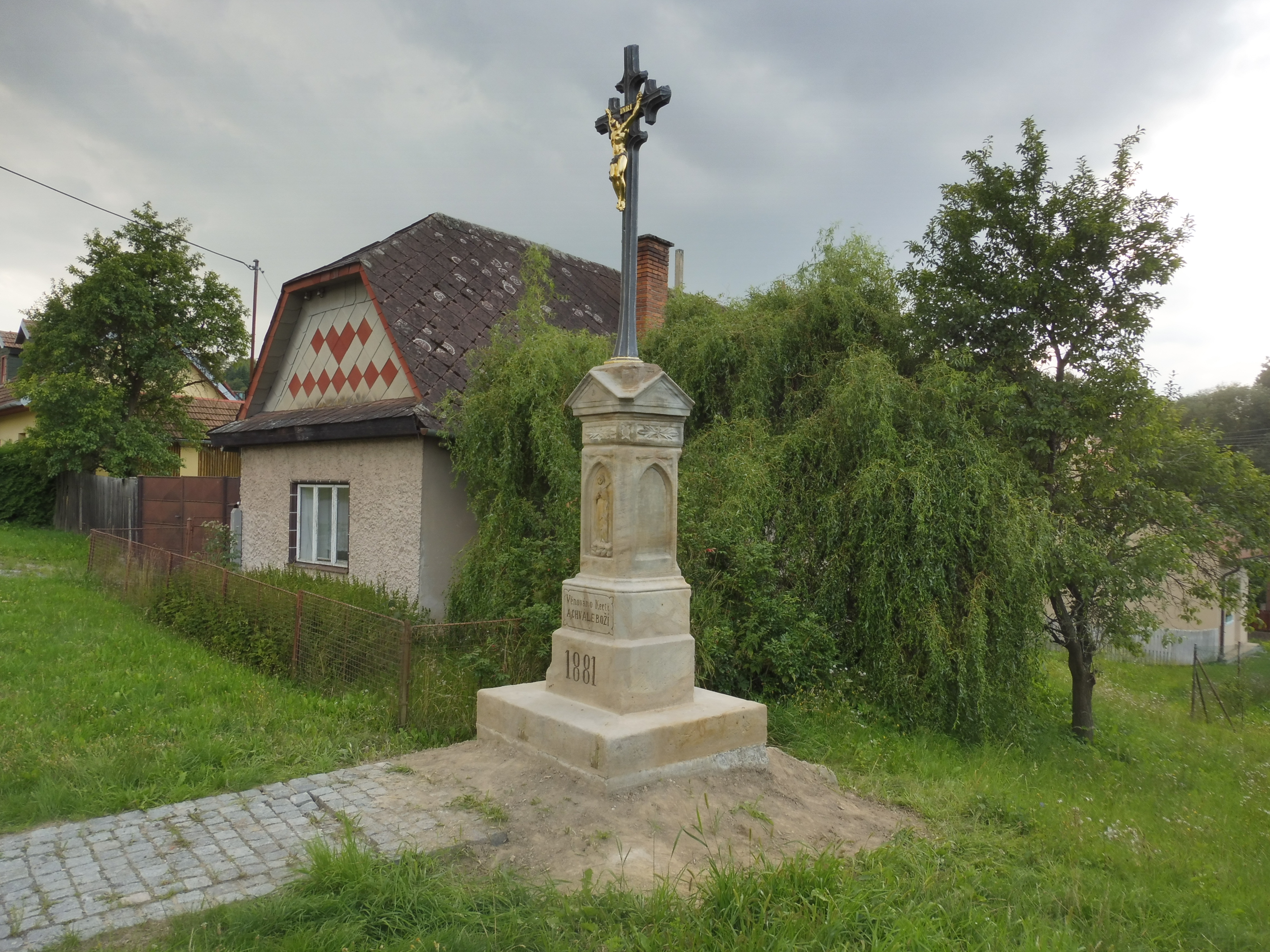 Bouzov litinový kříž 1881