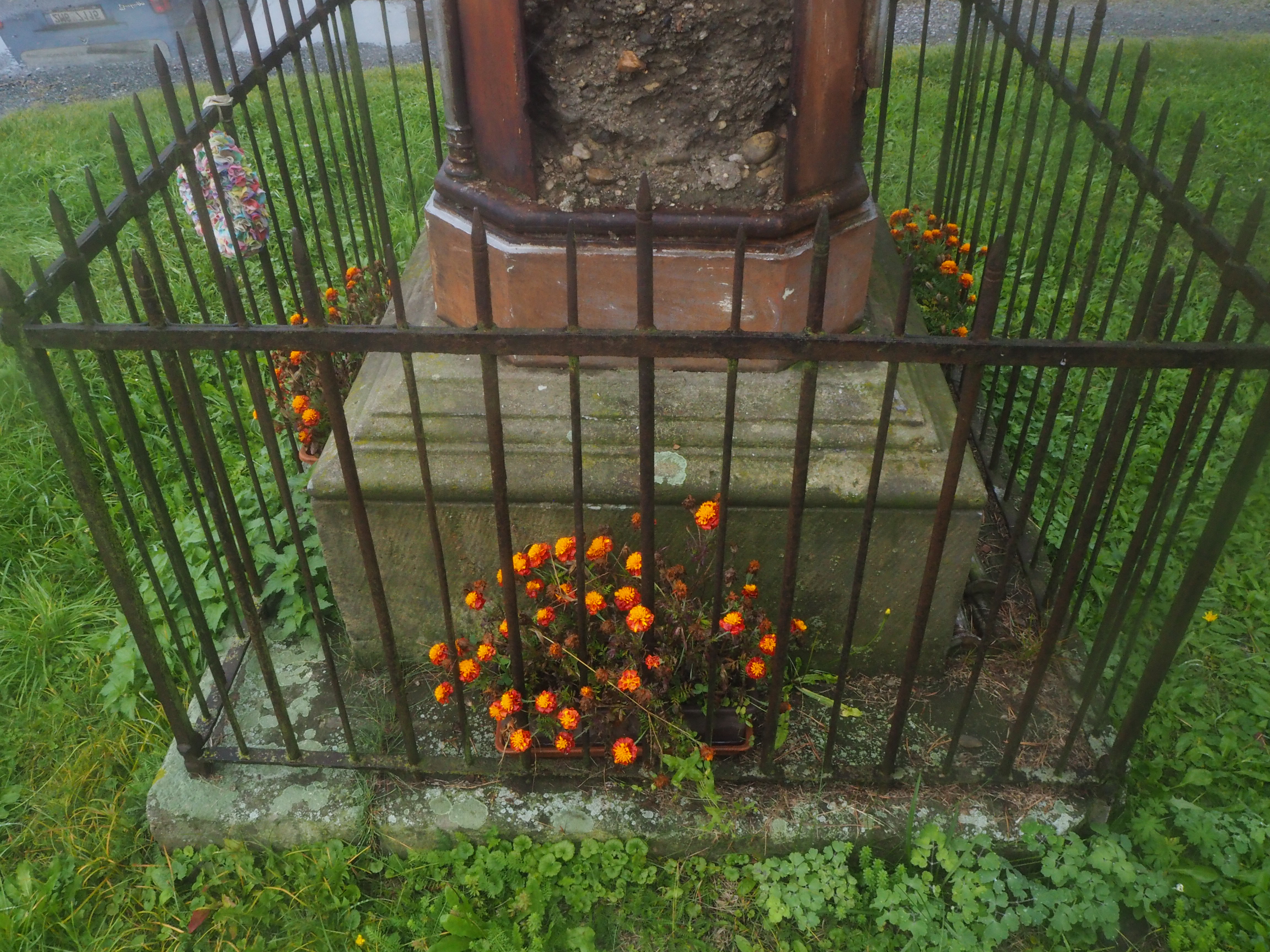 Bouzov-Hvozdečko litinový kříž