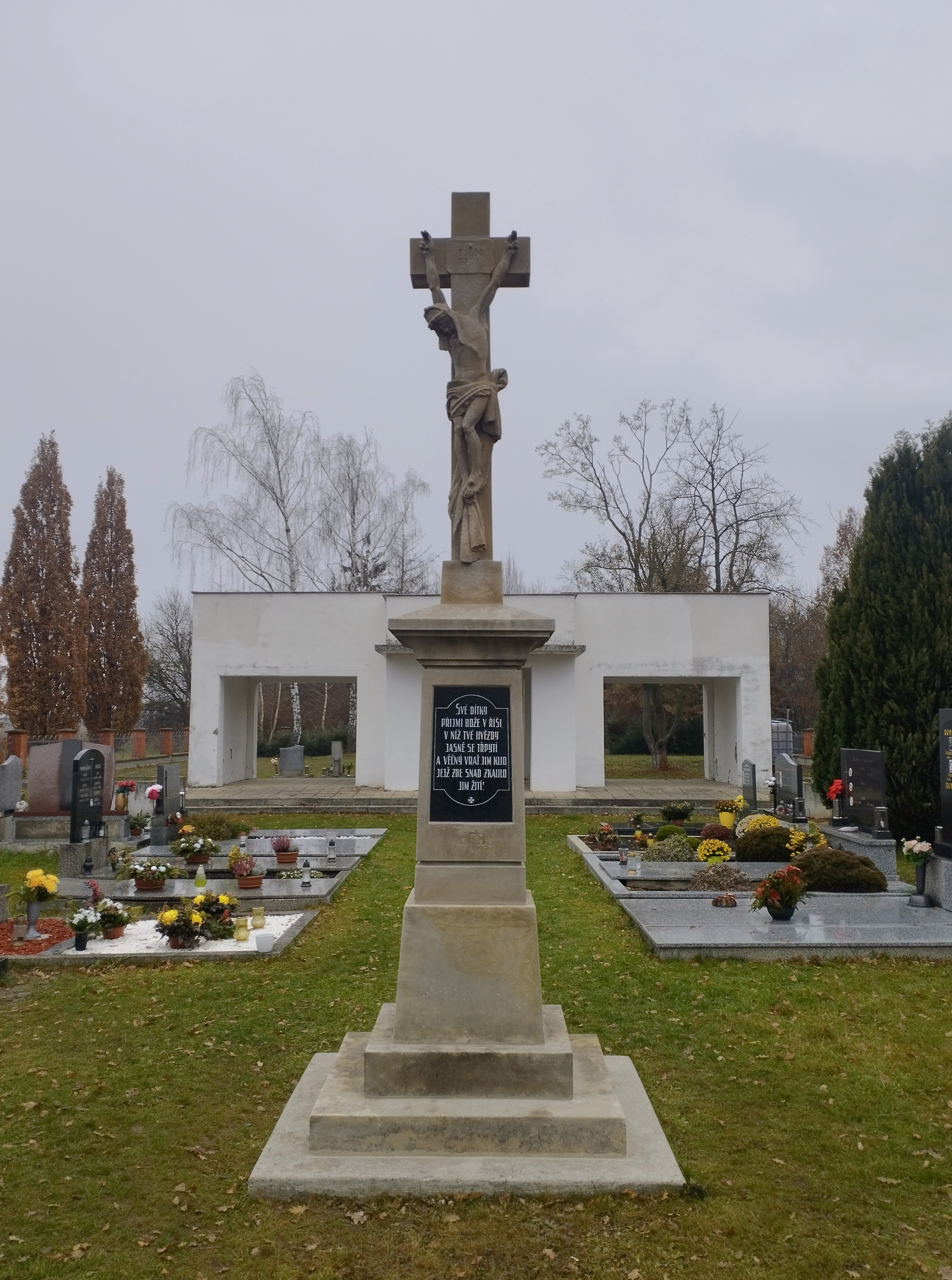 Hlušovice kříž na hřbitově