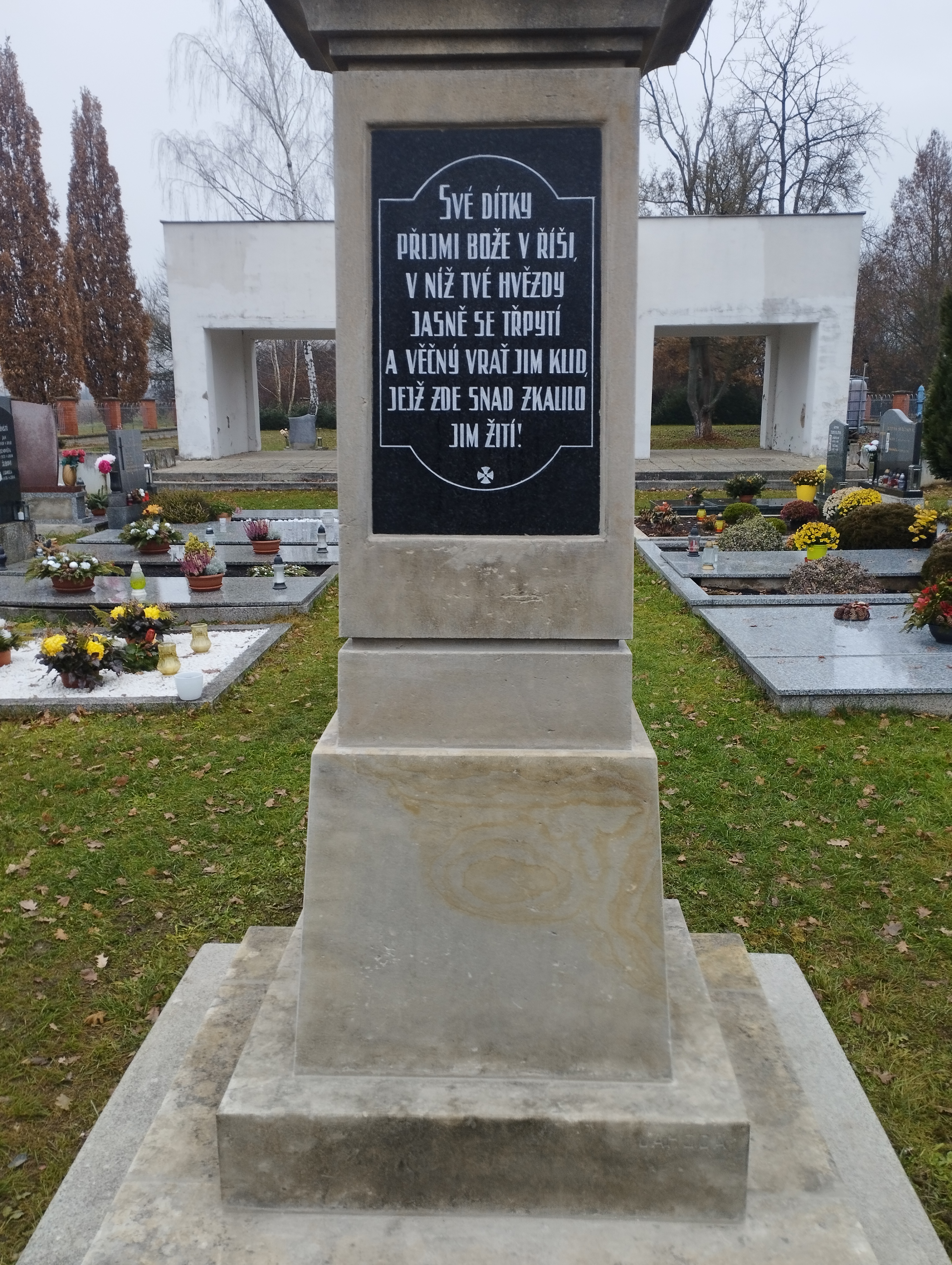 Kříž na hřbitově