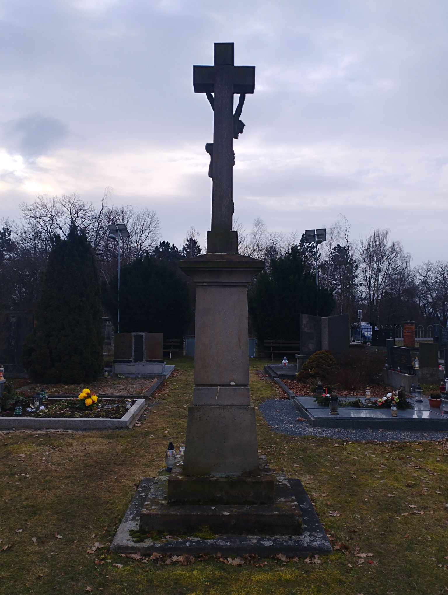 Hlušovice kříž na hřbitově