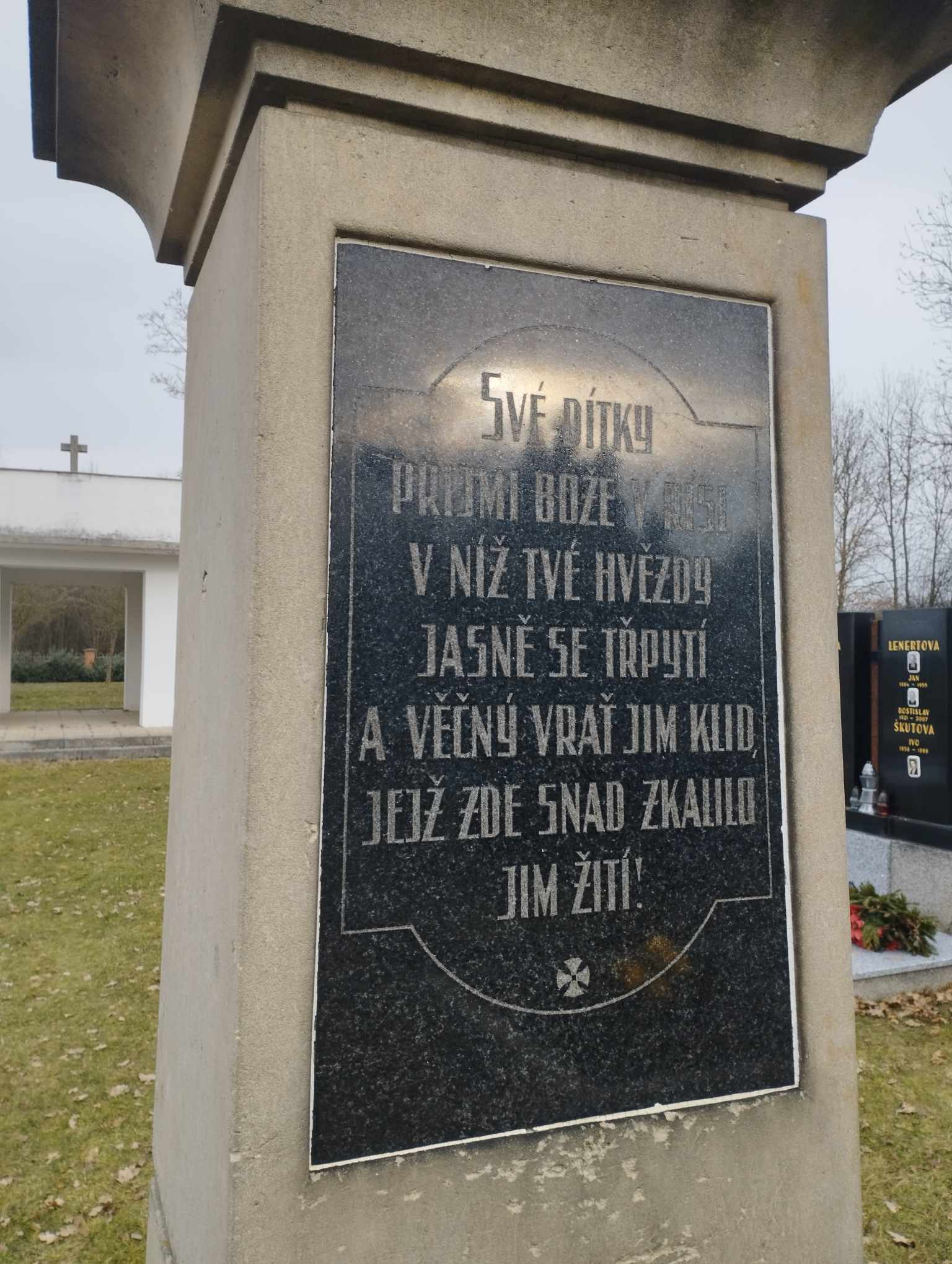 Hlušovice kříž na hřbitově
