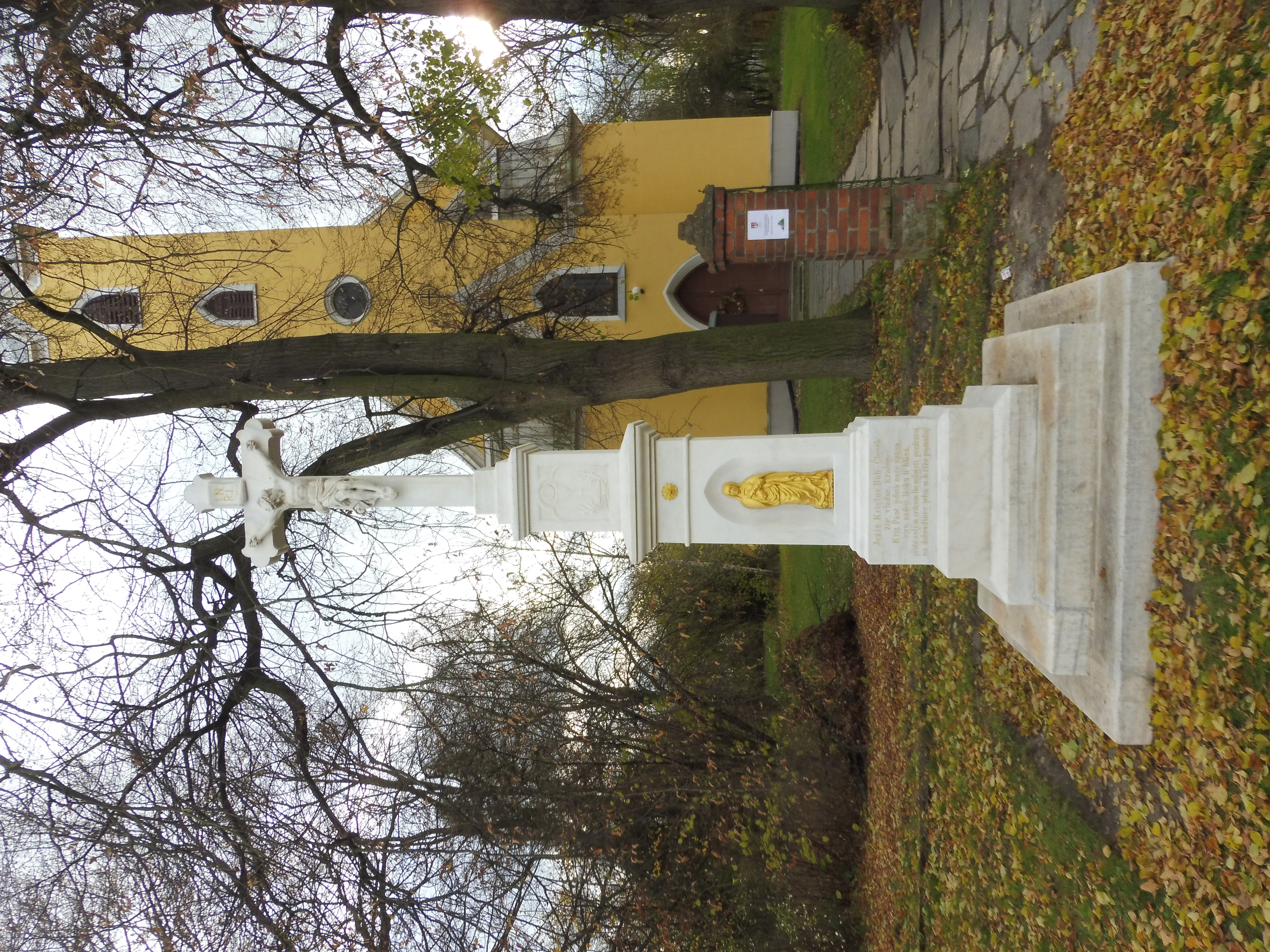 Hlušovice kříž u kostela