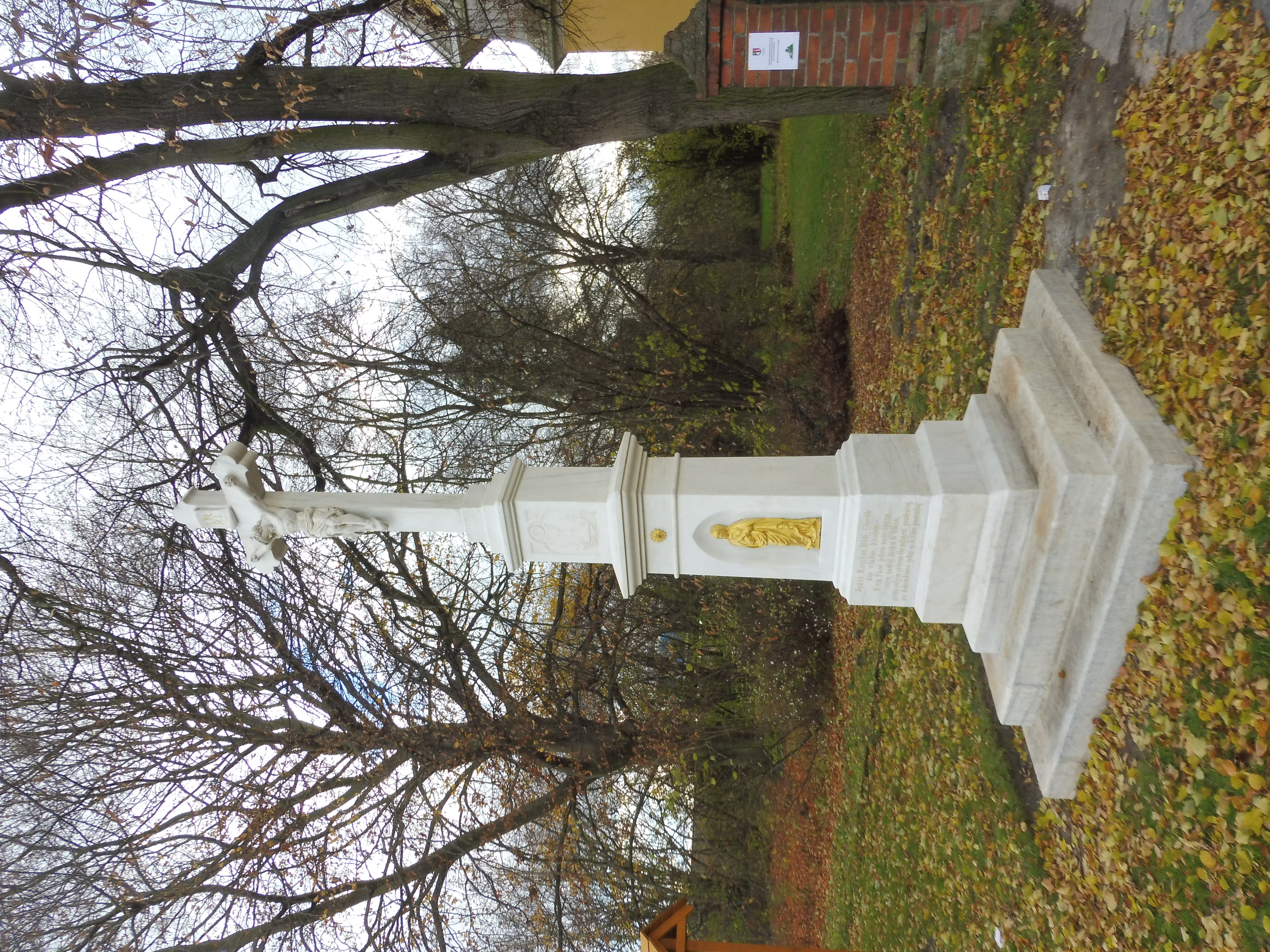Hlušovice kříž u kostela