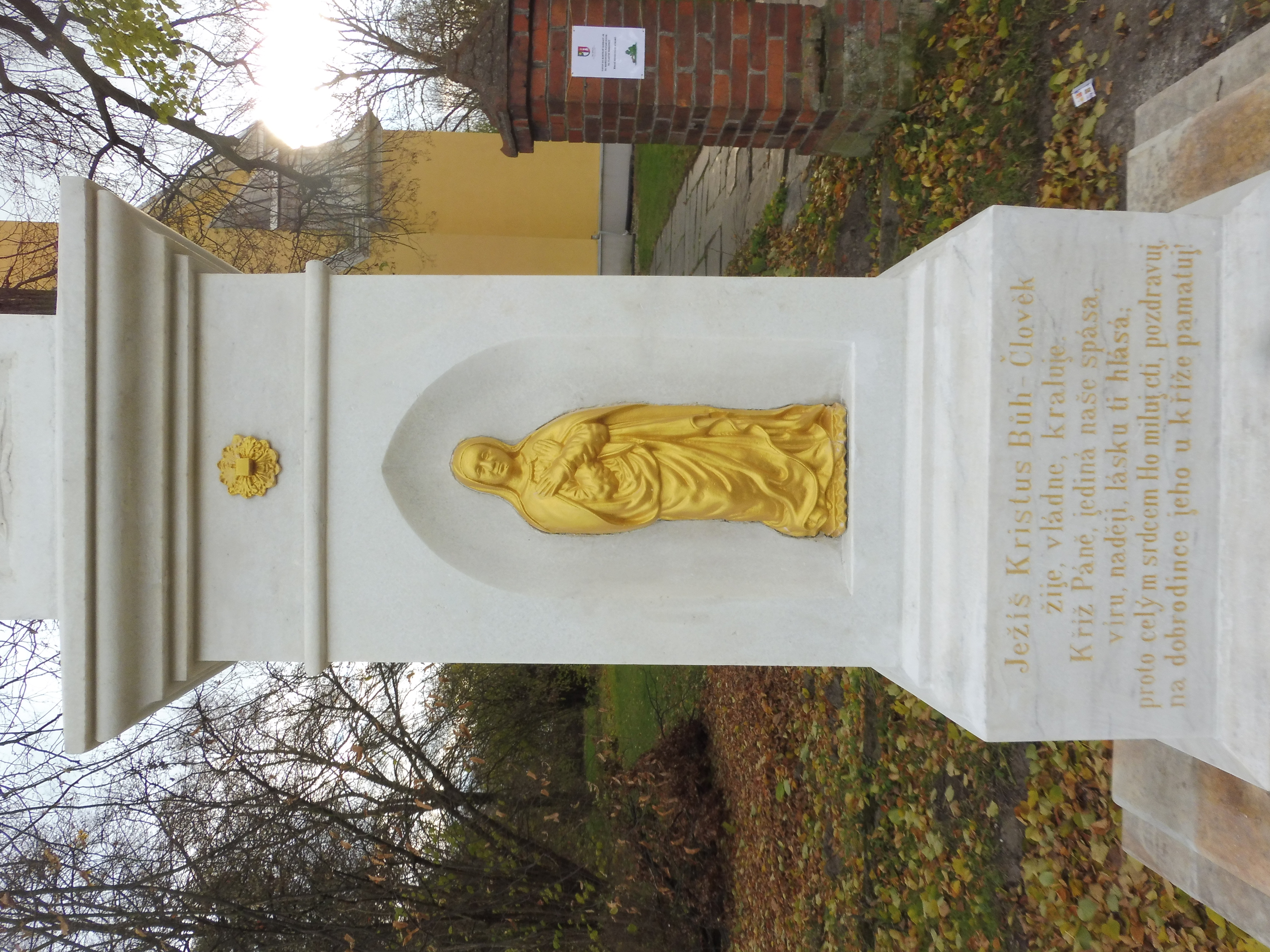 Hlušovice kříž u kostela