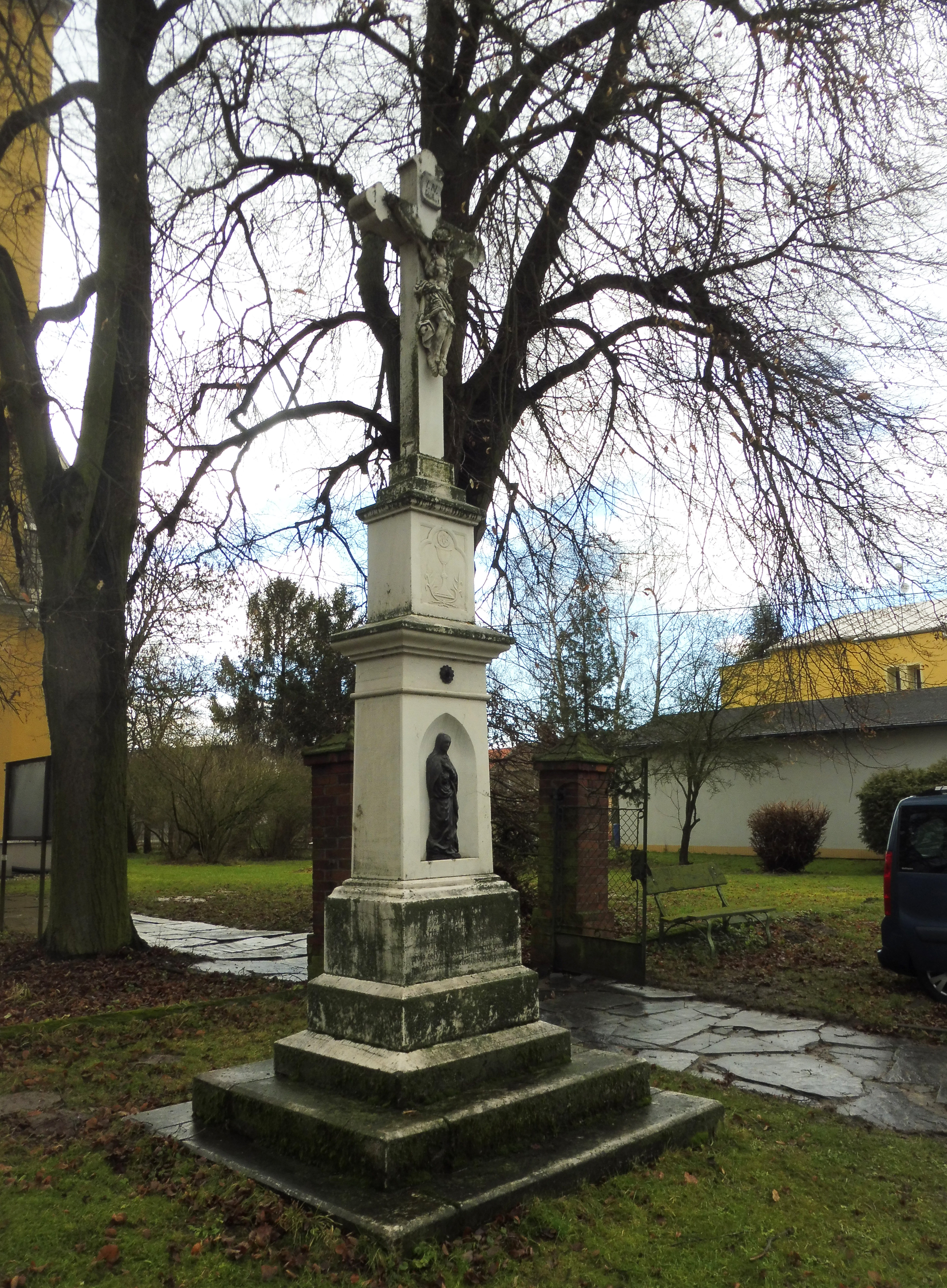 Hlušovice kříž u kostela