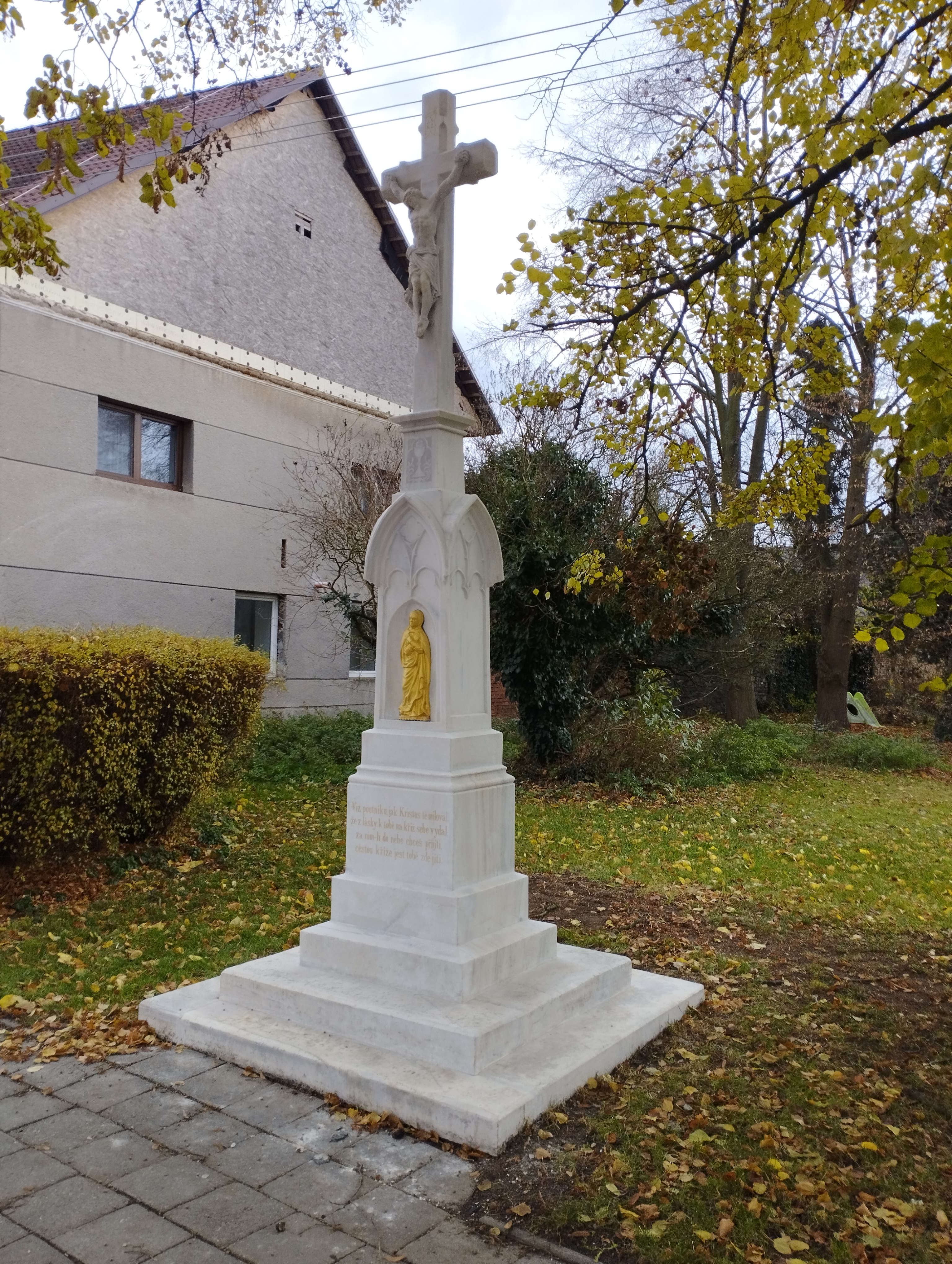 Hlušovice kříž v centru obce