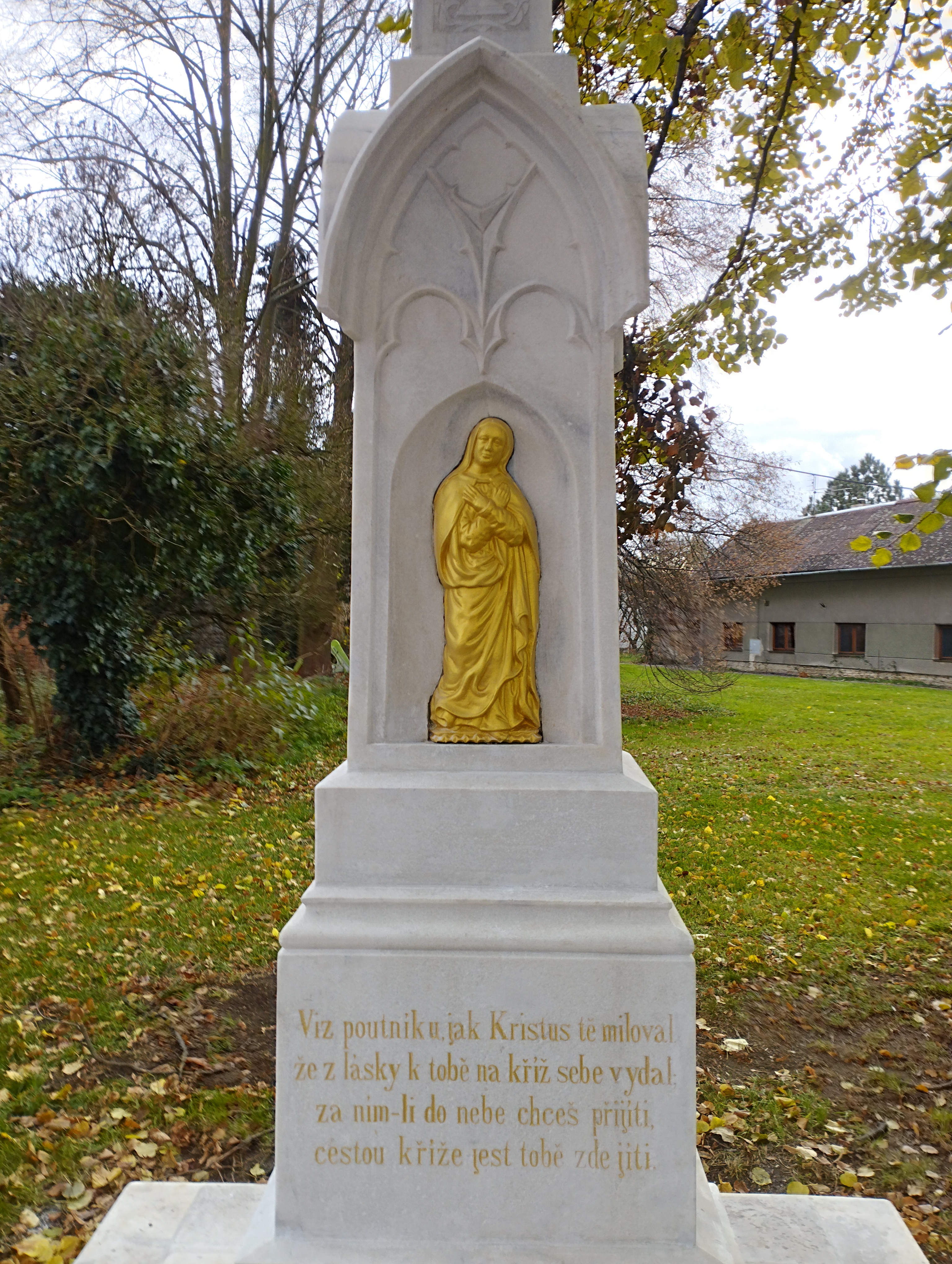 Hlušovice kříž v centru obce