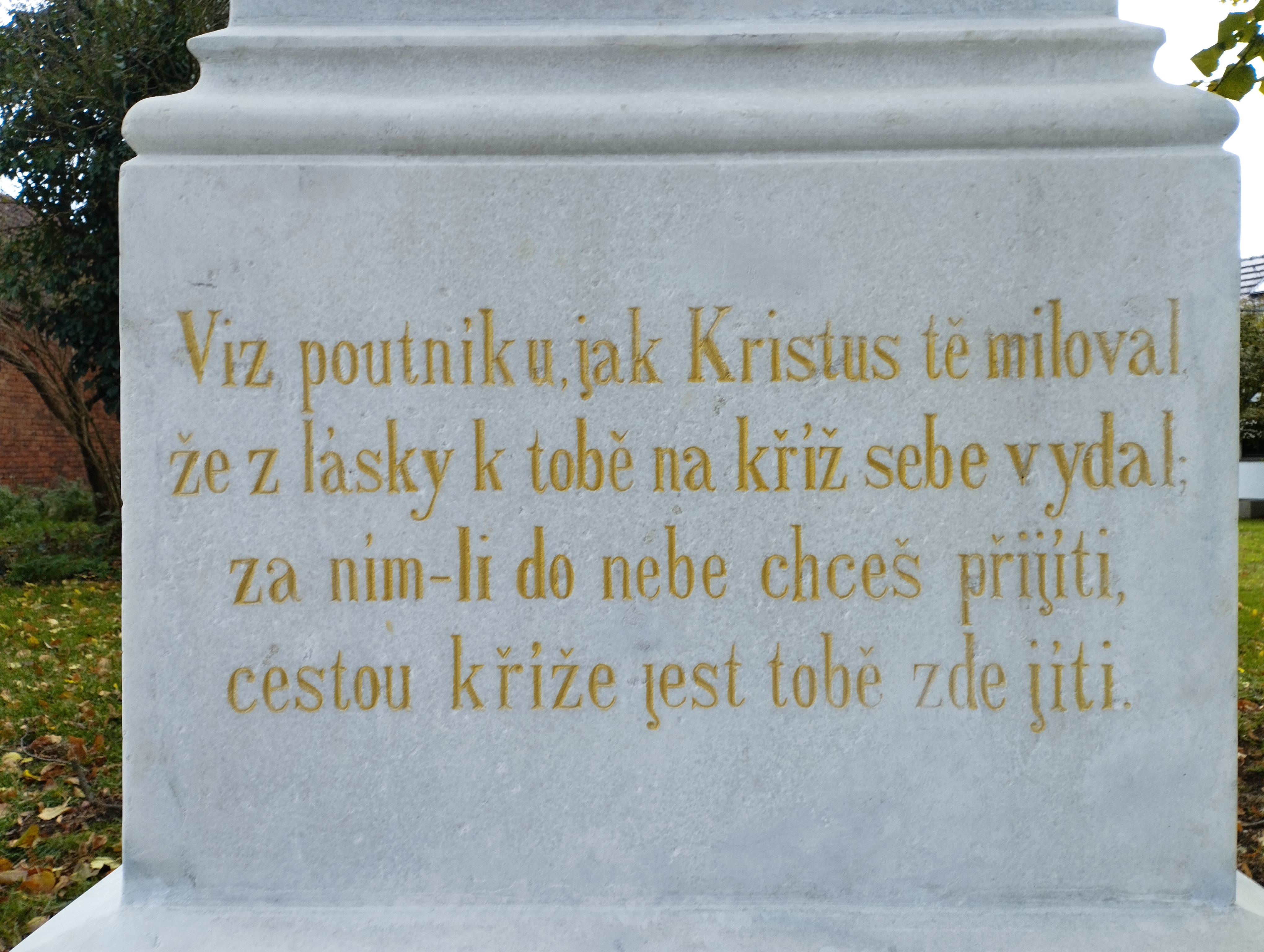 Hlušovice kříž v centru obce
