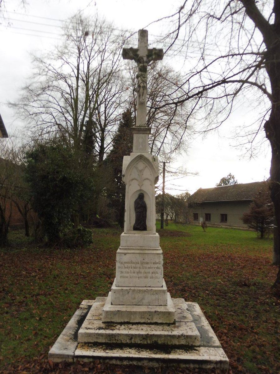 Hlušovice kříž v centru obce