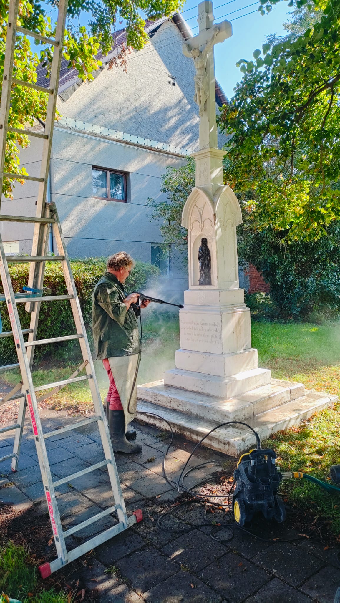Hlušovice kříž v centru obce