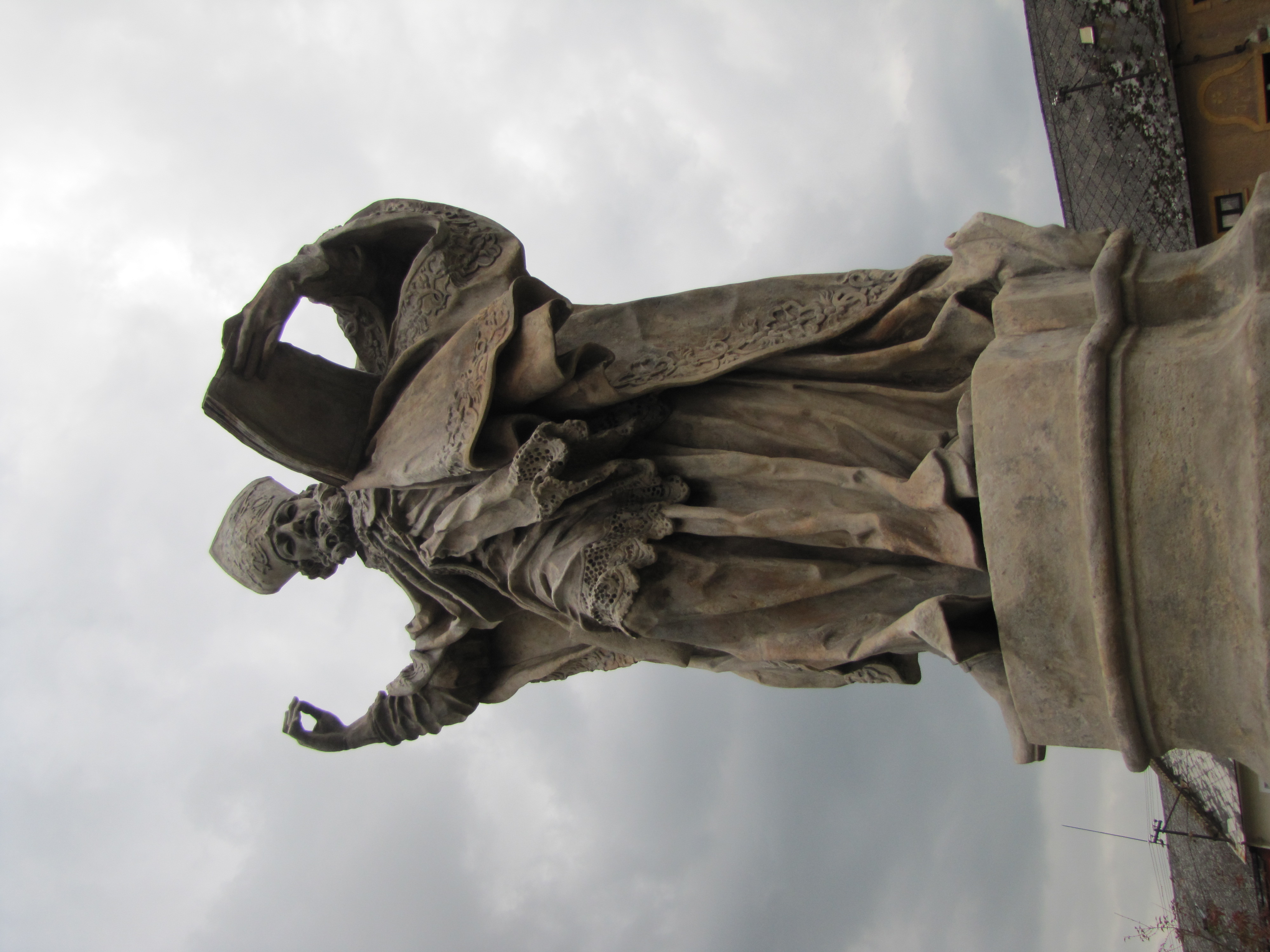 Restaurování kamenné sochy — detail hlavy a ruky